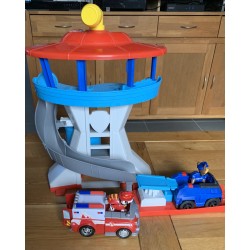 Quartier général patpatrouille avec deux camions et deux personnages