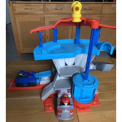 Quartier général patpatrouille avec deux camions et deux personnages